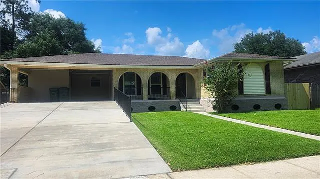 206 Canberra Ct — Photo 2