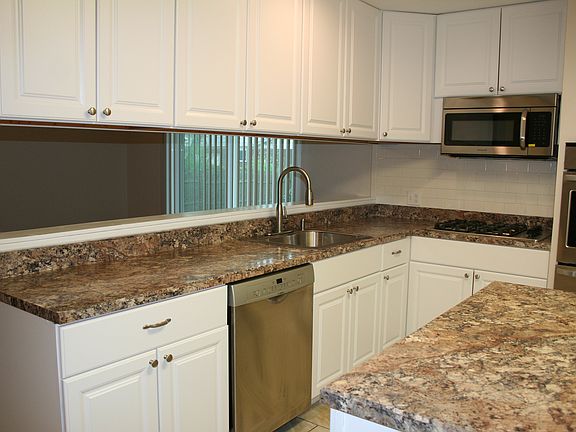 3rd image of 2865 Devonshire Dr