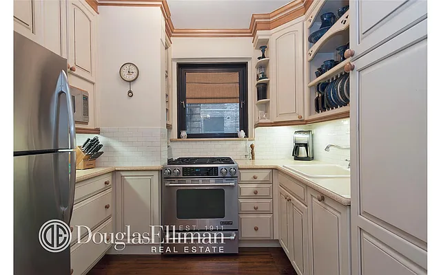 Sold by Douglas Elliman | media 8