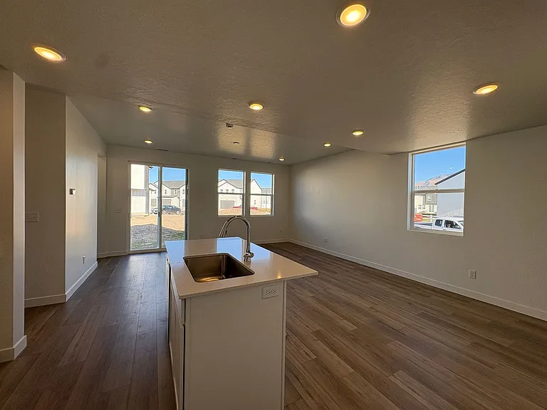 1592 N Summer Springs Cv — Photo 4