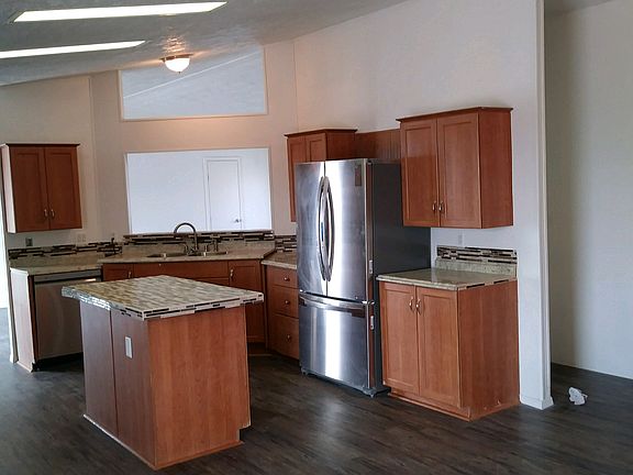 Huge kitchen w ss appliances