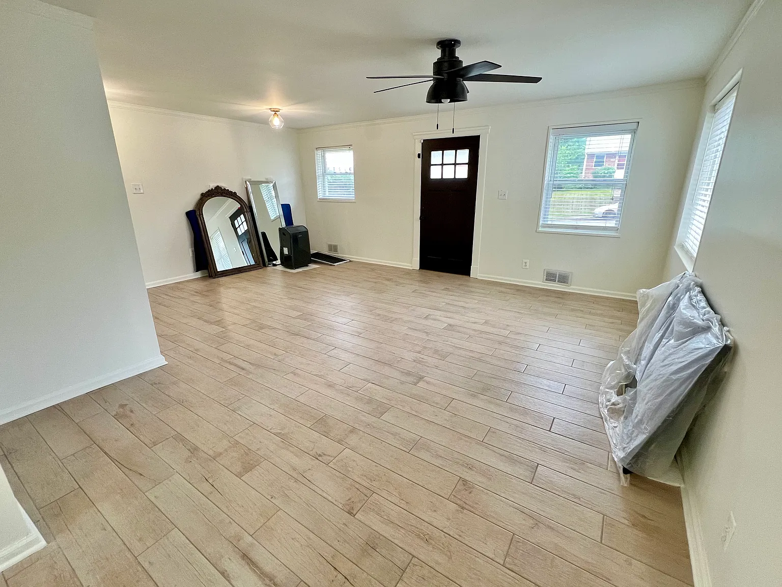 3 bed, 910 sqft, $4,000 — Photo 2