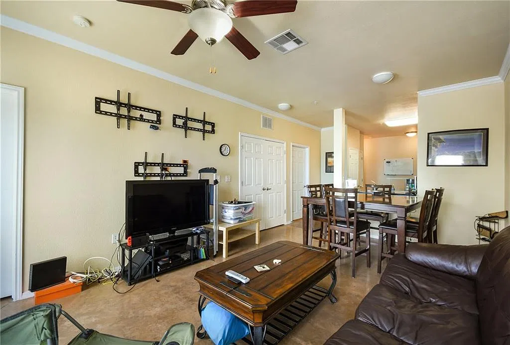 3 bed, 1200 sqft, $2,994 — Photo 4