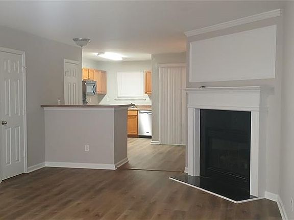 4th image of 757 Crestwell Cir SW