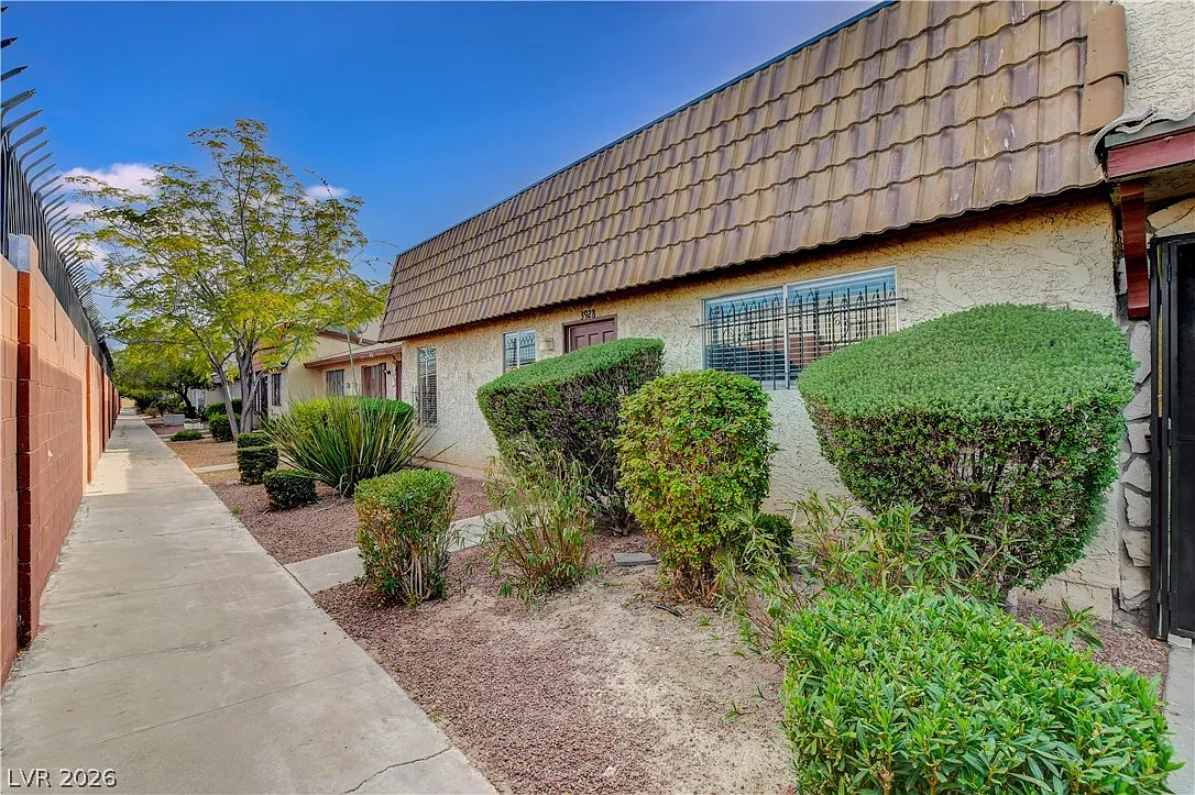 2 bed, 2.0 bath, 1052 sqft, $1,000 — Photo 2