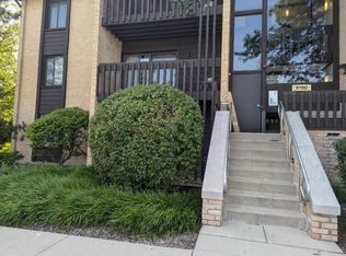 6190 Pinewood Ct APT 101, Willowbrook, IL 60527