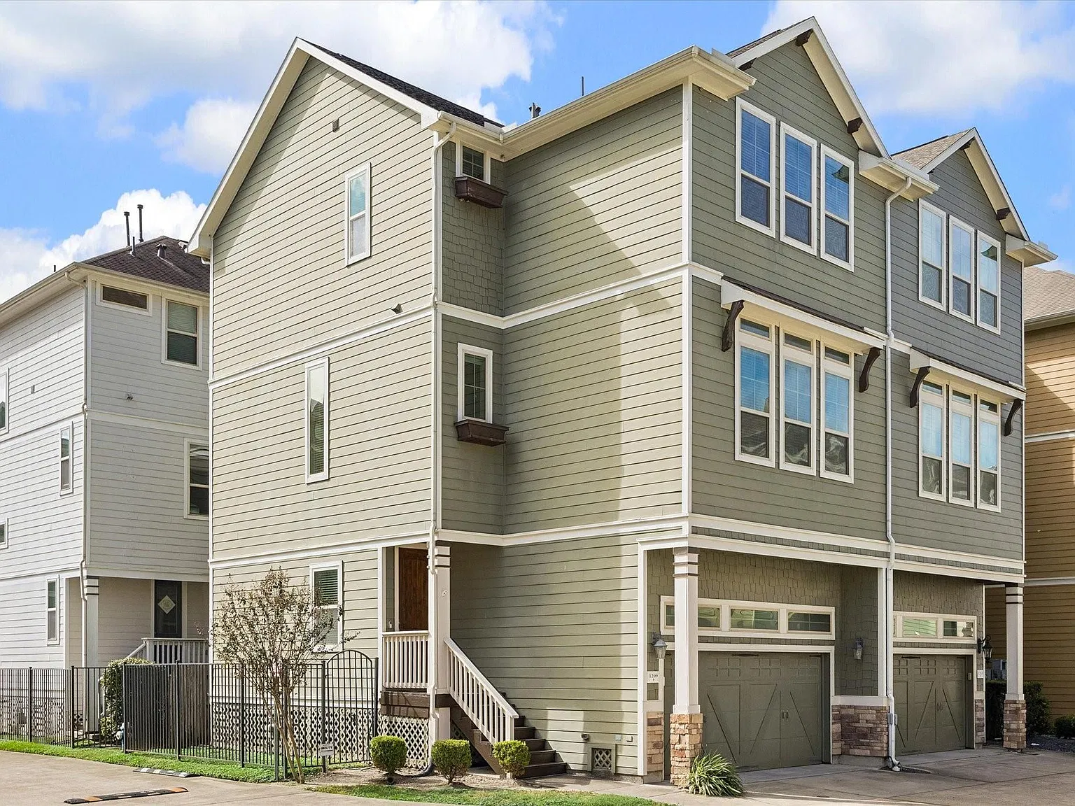3 bed, 3.5 bath, 2035 sqft, $3,100 — Photo 1