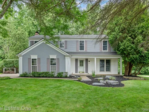 1377 Barneswood Ln, Rochester Hills, MI 48306