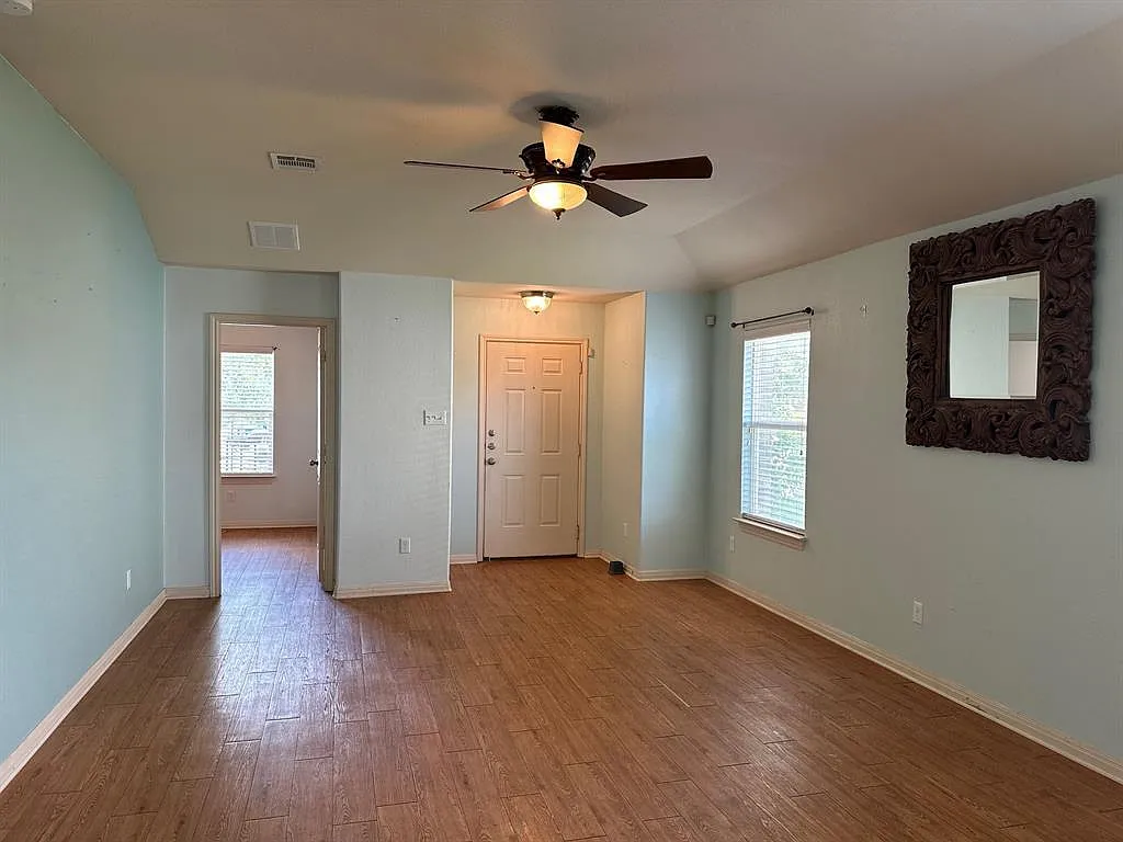 3 bed, 2.0 bath, 1462 sqft, $1,900 — Photo 3