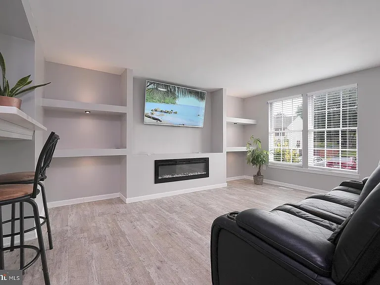 509 Sedgwick Ct — Photo 3