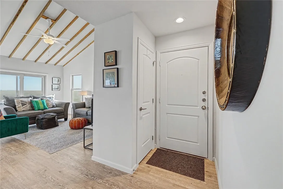 3 bed, 3.0 bath, 1546 sqft, $2,500 — Photo 4