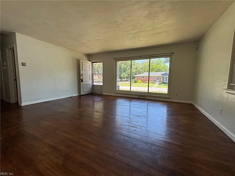 2901 E Malden Ave — Photo 6