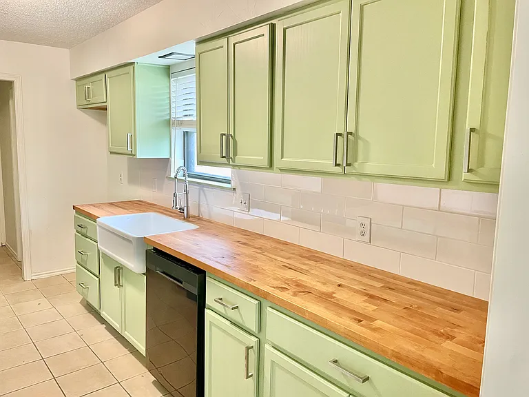 1011 Westgate Dr — Photo 3