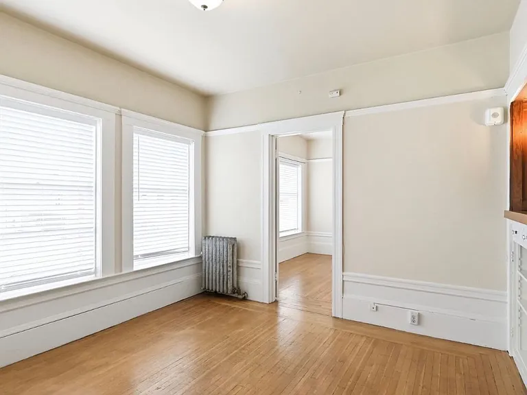 The Townsend Apartments, located at 1029 Oak Street, is a beautiful four-story, historic brick bu... — Photo 7