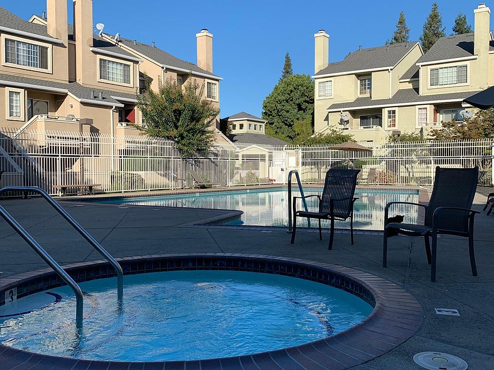 Jacuzzi and swimming pool