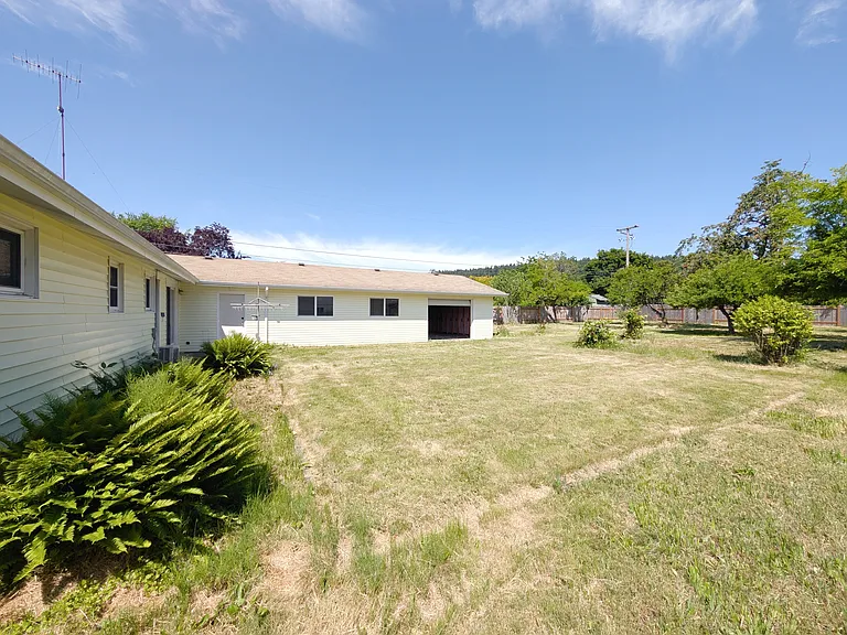 1117 NW Oak Ave — Photo 8