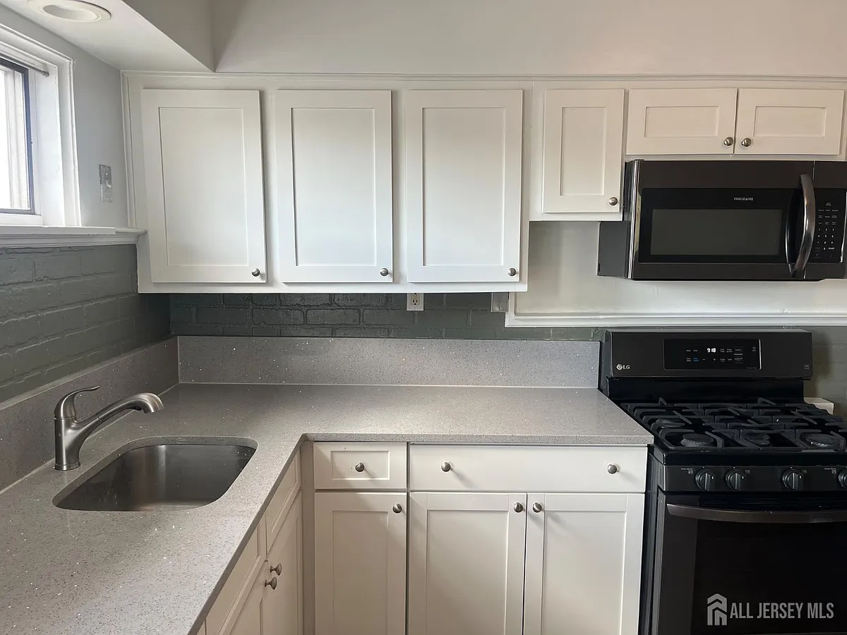 Building Photo - 110 Oak Tree Ave #2