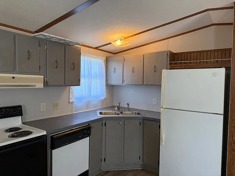 2471 Albany Dr — Photo 6