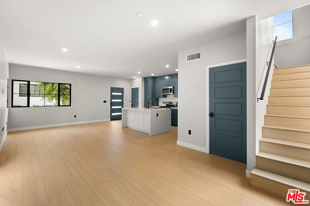 3 bed, 3.0 bath, 1606 sqft, $5,000 — Photo 2