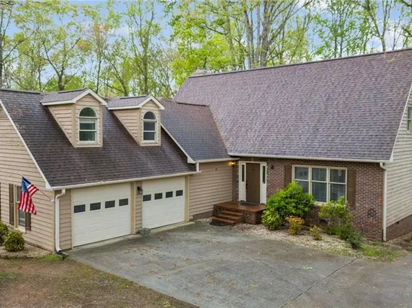 102 Wood Pointe Ct, Lexington, NC 27295