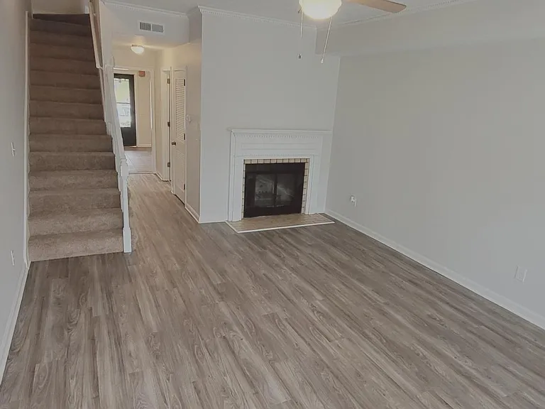 301 Hickory Pl — Photo 4