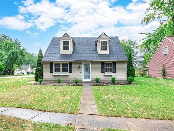 3rd image of 521 Carol Ln