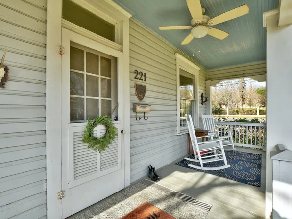 221 N Johnson Ave, San Marcos, TX 78666