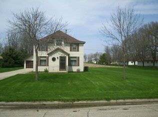 704 E Dakota Ave, George, IA 51237