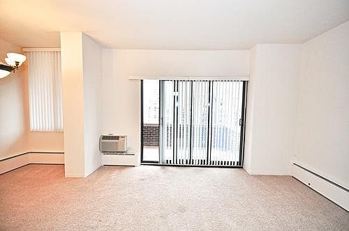 3rd image of 1330 N Dearborn St APT 605