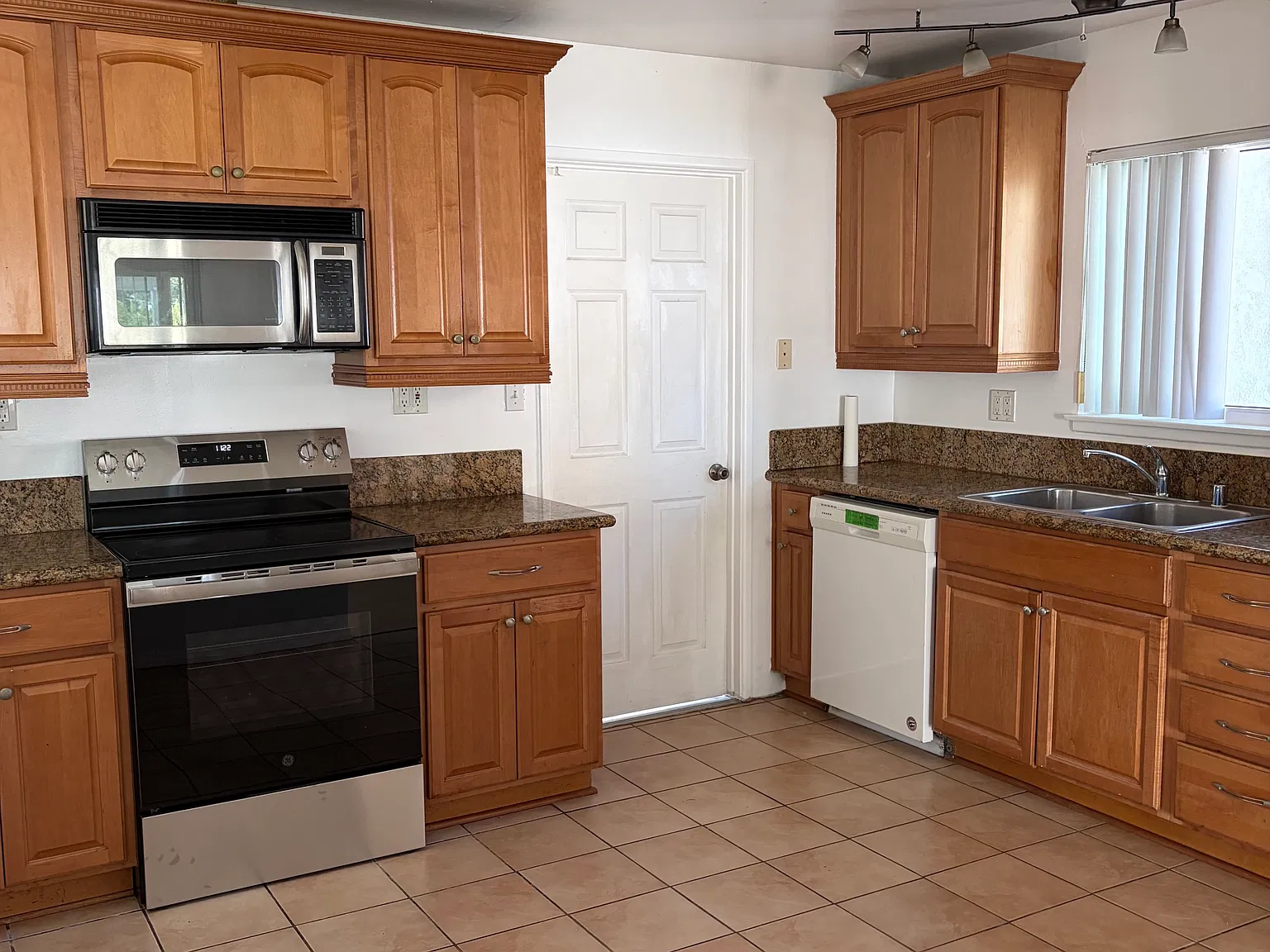 4 bed, 3.5 bath, 1521 sqft, $4,200 — Photo 2