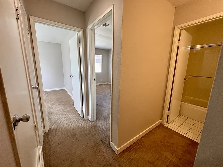 1055 Mohr Ln #B — Photo 13