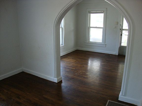 5th image of 122 W 77th Ter