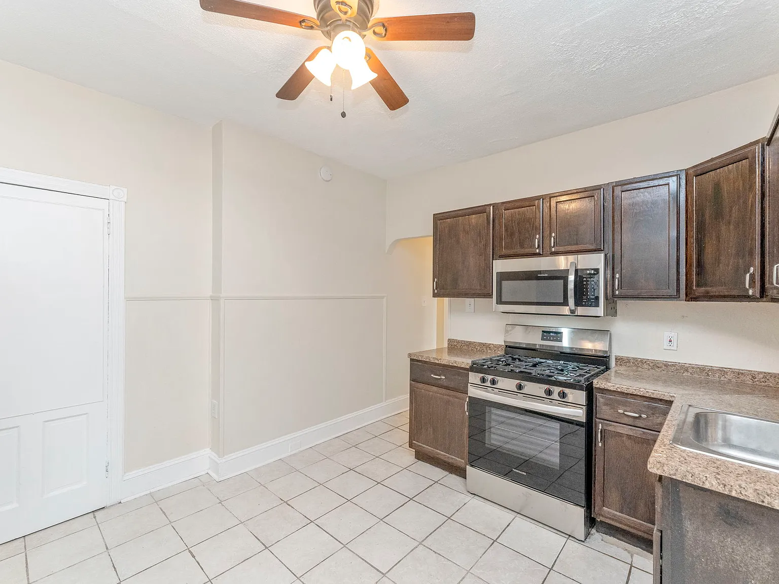 127 E Durham St — Photo 3