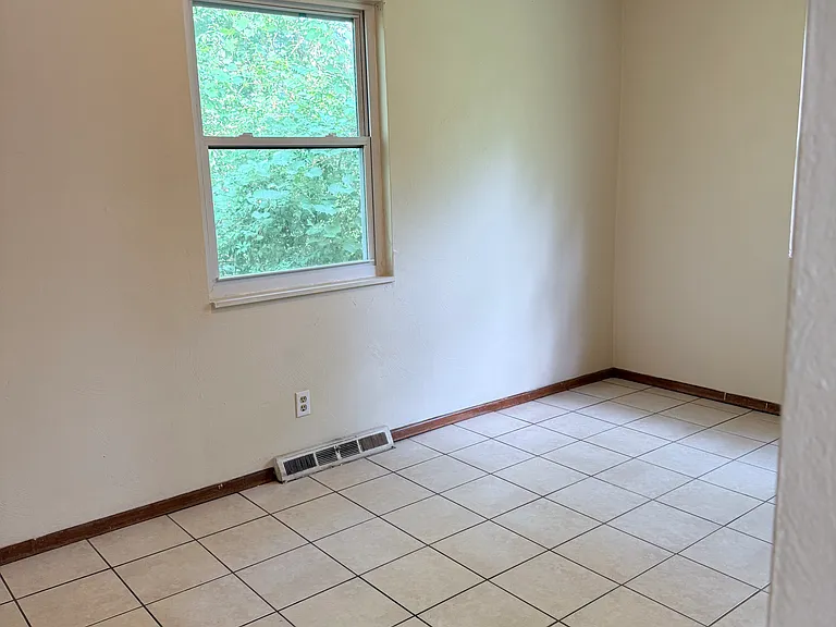 1634 Merrill Ave — Photo 12