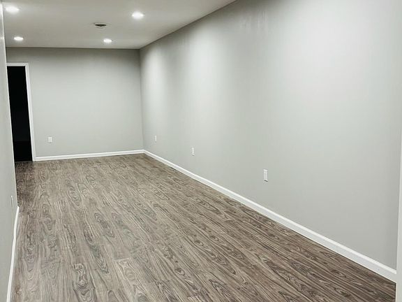 5th image of 98 Magnolia Ave W