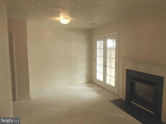 4th image of 403 Dundee Pl