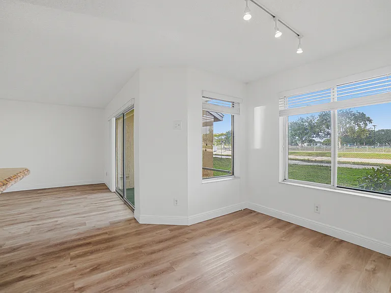 1041 Coral Club Dr #1041 — Photo 10