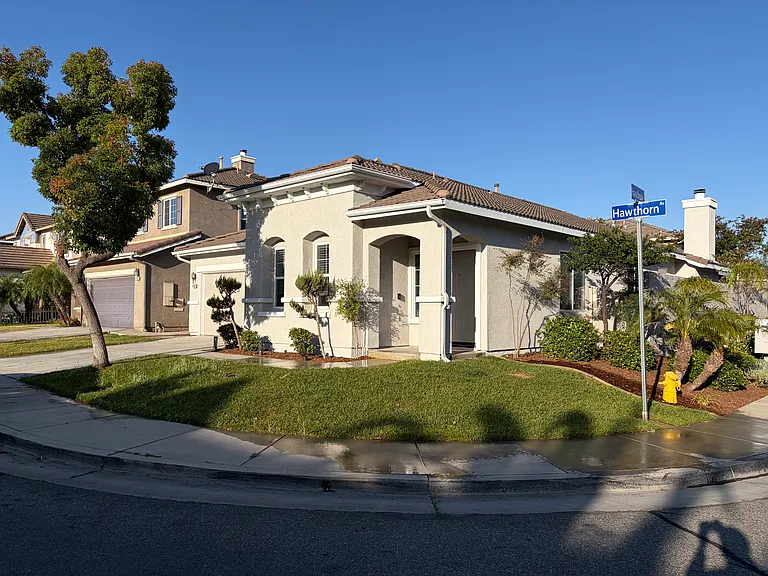 Hawthorn Ave — Photo 9
