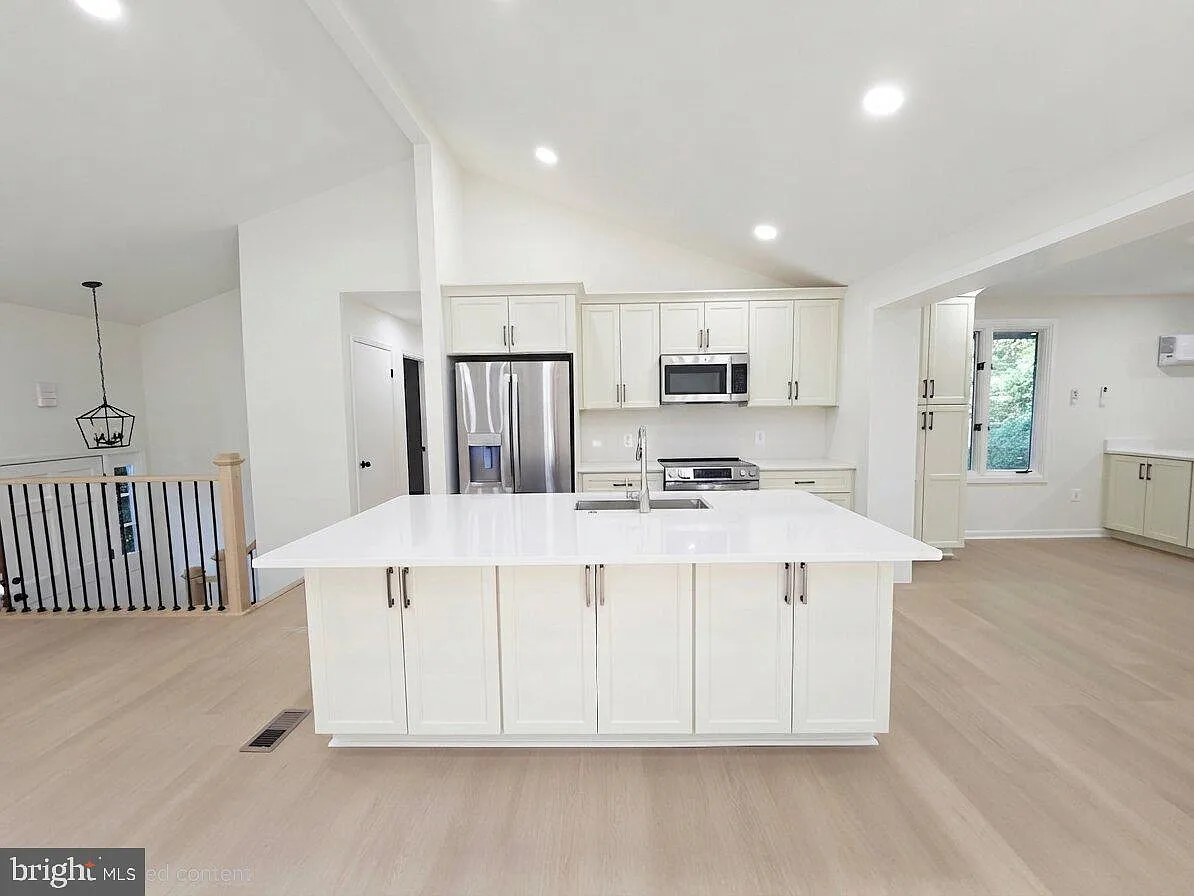 4 bed, 3.0 bath, 2976 sqft, $4,500 — Photo 2