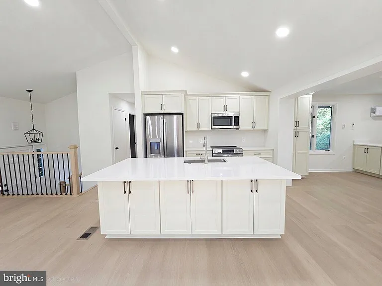 10027 W Constable Ct — Photo 2