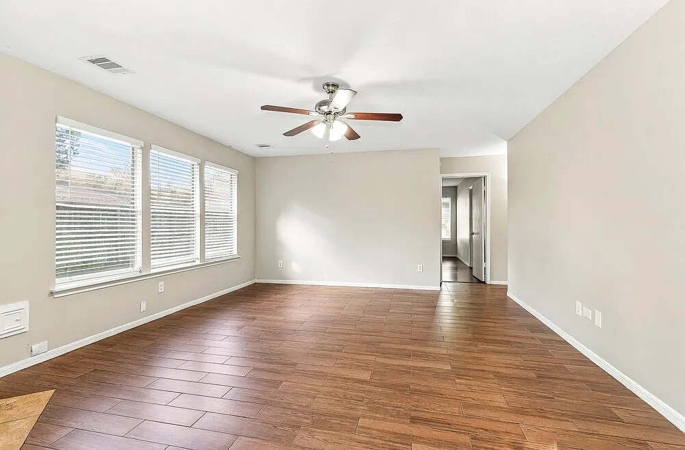 4 bed, 2.5 bath, 2353 sqft, $2,295 — Photo 4