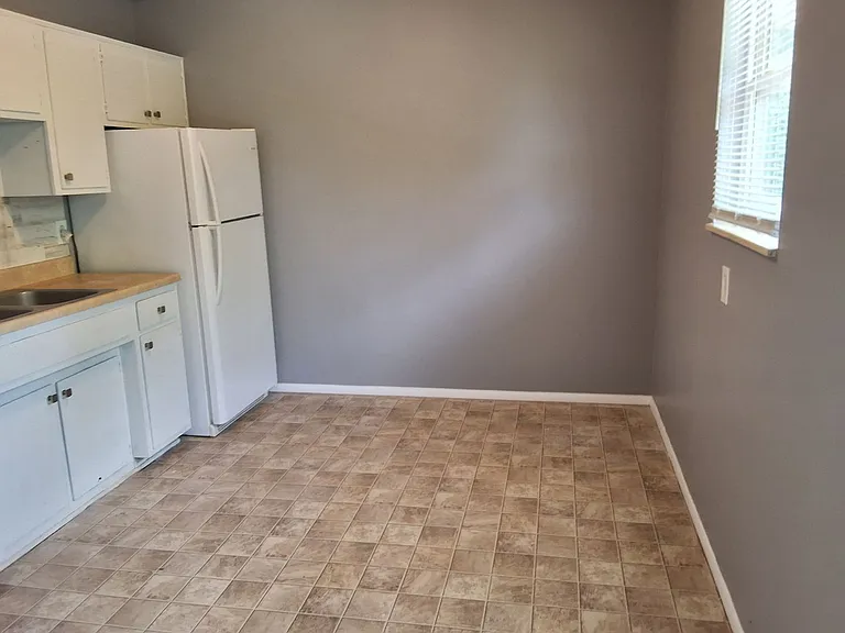 1178 Lois Ln — Photo 6