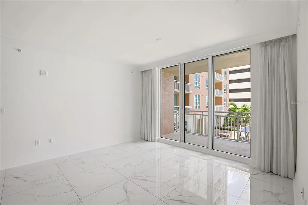 2 bed, 2.0 bath, 1165 sqft, $4,800 — Photo 4