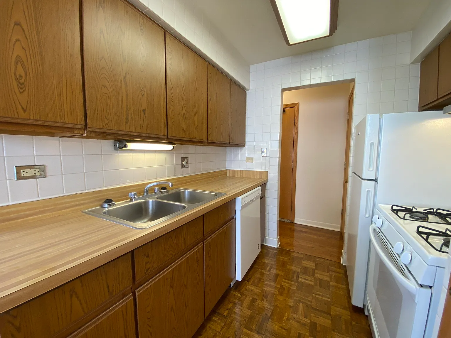 417 W Roscoe St — Photo 4
