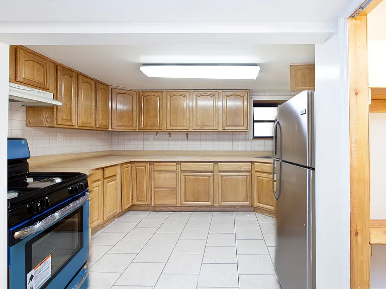 355 E 10th St #BB — Photo 2