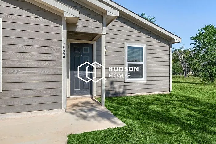 1426 Plum St — Photo 3
