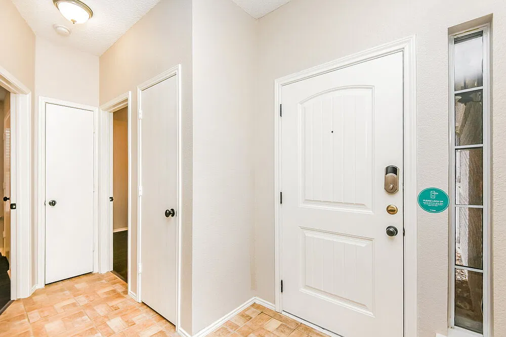 3 bed, 2.0 bath, 1288 sqft, $1,965 — Photo 3