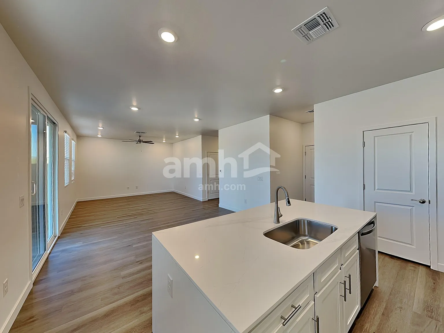 4 bed, 2.5 bath, 2154 sqft, $2,300 — Photo 4