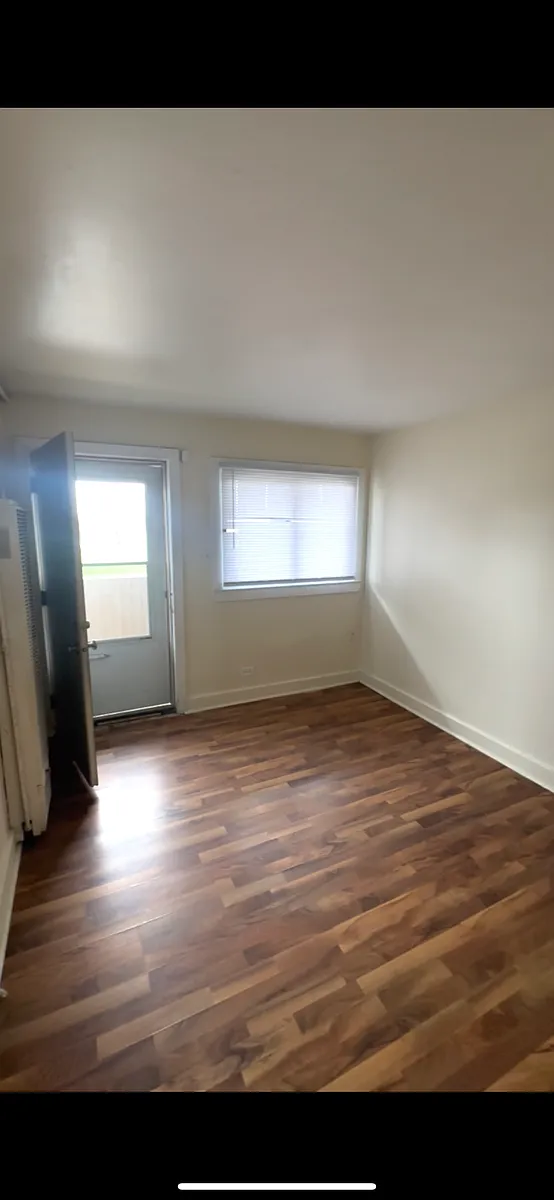 Building Photo - 15945 Lexington Ave #9
