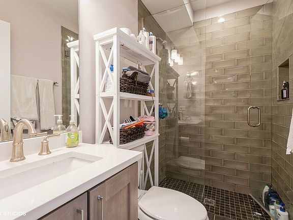 4th image of 924 W Oakdale Ave APT 3W